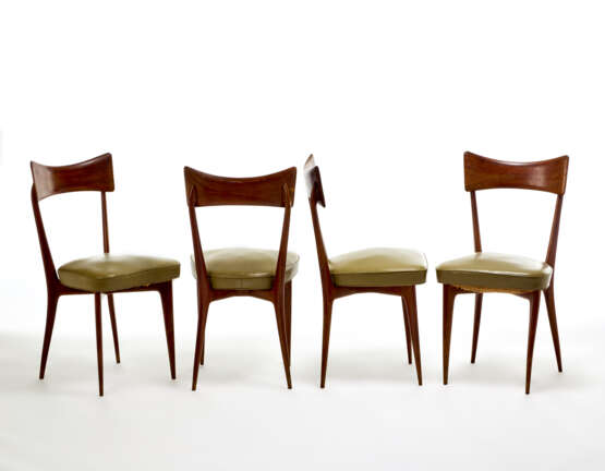 Group of four chairs in the style of Ico Parisi with solid wood structure, padded seat covered in green vinyl leather. Italy, 1950s. (46x91x50.5 cm.) (defects and restorations) - photo 1