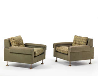 Pair of armchairs with removable armrests and backrest. Feet in metal casting, upholstery in green fabric, padded cushions covered in fabric with circular motifs in shades of green and beige. Italy, 1970s. (90x75x90 cm.) (slight defects)