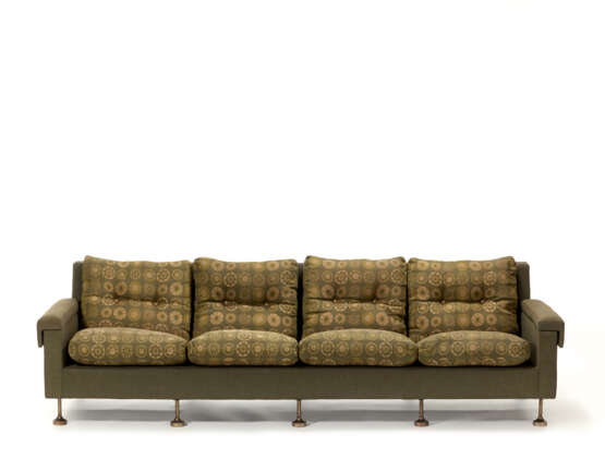 Four seater sofa with removable armrests and backrest. Steel feet, green fabric upholstery and padded cushions covered in fabric with circular motifs in shades of green and beige. Italy, 1970s. (267x75x90 cm.) (slight defects) - photo 1
