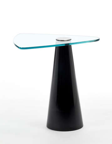 Coffee table with truncated cone base in black marble, triangular glass top. Italy, 1970s. (55x57x46 cm.) (slight defects) - Foto 1