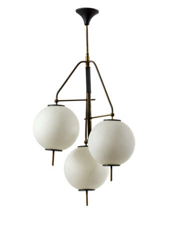 Three-light suspension lamp with black and brass painted metal structure, globular diffusers in lattimo incamiciato glass. Italy, 1950s. (h 82 cm.) (slight defects) - Foto 1