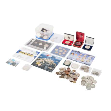 Kleiner Karton, befüllt mit Münzen, darunter - фото 1