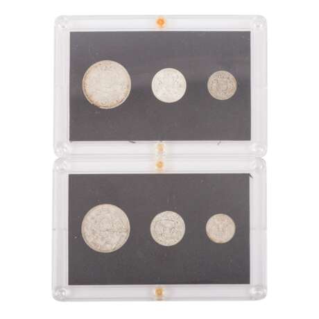 Kleiner Karton, befüllt mit Münzen, darunter - фото 12