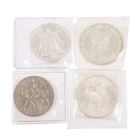 Kleiner Karton, befüllt mit Münzen, darunter - фото 13