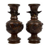 Paar feine Vasen aus Bronze. JAPAN, Meiji-Periode (1868-1912). - photo 3
