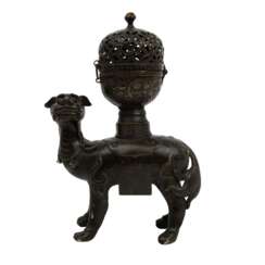 Buddhistischer Löwenhund mit Weihrauchbrenner auf dem Rücken. Bronze. CHINA.