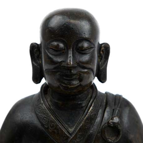 Bronze eines Luohan. CHINA, um 1900. - Foto 2