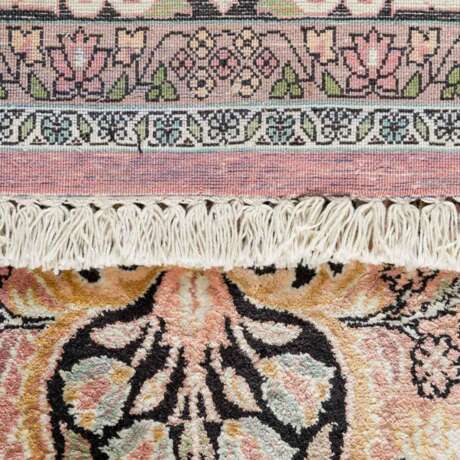 Orientteppich aus Kashmirseide. 'GHOM-VARANASI'/INDIEN, 20. Jh., 420x300 cm. - Foto 3