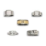 SET OF FIVE: A SILVER & GOLD PLATED H RING, A SILVER RONDE RING, A SILVER KELLY RING & TWO SILVER RINGS - Foto 1