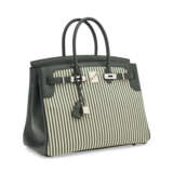 A LIMITED EDITION VERT ANGLAIS SWIFT LEATHER & TOILE RIGA BIRKIN 35 WITH PALLADIUM HARWARE - Foto 2