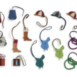 A SET OF FIFTEEN: THREE CLOCHETTE CHARMS, TWO "LETTRE" CHARMS AND TEN EQUESTRIAN THEMED CHARMS - Foto 1
