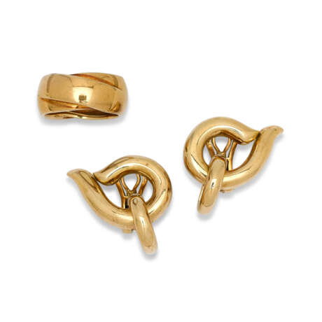 SET OF TWO: A PAIR OF 18K GOLD JUMBO CLIP-ON EARRINGS & AN 18K GOLD SCULPTED RING - фото 1