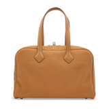 A TOFFEE CLÉMENCE LEATHER VICTORIA 36 WITH PALLADIUM HARDWARE - Foto 3