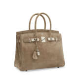 A GRIS PERLE VEAU DOBLIS BIRKIN 30 WITH PALLADIUM HARDWARE - Foto 2