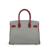 A CUSTOM ROUGE GRENAT & GRIS MOUETTE TOGO LEATHER BIRKIN 30 WITH GOLD HARDWARE - Foto 3