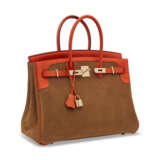 A LIMITED EDITION CAPUCINE SWIFT LEATHER & CHAMOIS VEAU DOBLIS GRIZZLY BIRKIN 35 WITH PERMABRASS HARDWARE - Foto 2