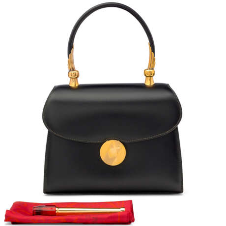 A BLACK CALF BOX LEATHER MUMM BAG WITH GOLD HARDWARE - фото 5