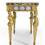 A PAIR OF ITALIAN GILTWOOD, BIANCO E NERO MARBLE AND POLYCHROME-PAINTED VERRE EGLOMISE CONSOLE TABLES - Foto 4