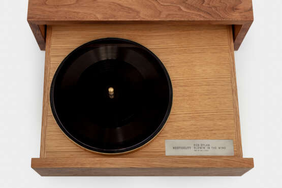 A NEOFIDELITY IONIC ORIGINAL ACETATE DISC OF A 2021 RECORDING OF ‘BLOWIN’ IN THE WIND` WITH CUSTOM WALNUT AND WHITE OAK CABINET - Foto 2