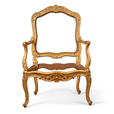 A LARGE LOUIS XV GILTWOOD FAUTEUIL - фото 3