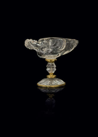 A GILT-COPPER-MOUNTED ROCK CRYSTAL CUP - фото 1