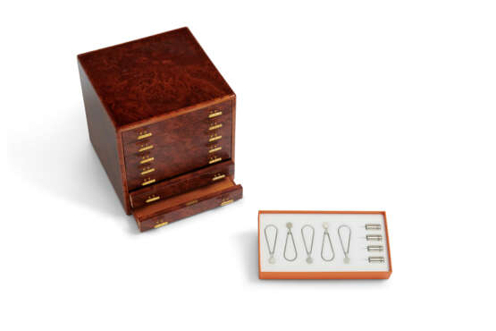 A SET OF TWO: A WOODEN SCARF BOX & A MAGNETIC SCARF HANGING SET - Foto 1