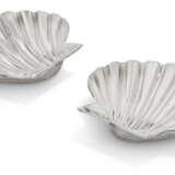 A PAIR OF GEORGE II SILVER SHELL DISHES - Foto 2
