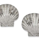 A PAIR OF GEORGE II SILVER SHELL DISHES - фото 3