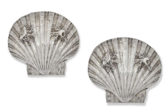 A PAIR OF GEORGE II SILVER SHELL DISHES - фото 3