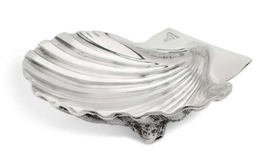 A PAIR OF GEORGE II SILVER SHELL DISHES - фото 6