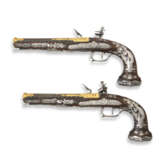 A MAGNIFICENT PAIR OF NAPOLEONIC SILVER-MOUNTED RIFLED PRESENTATION FLINTLOCK PISTOLS - Foto 4