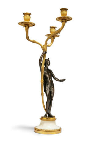A PAIR OF GEORGE III ORMOLU, PATINATED-BRONZE AND WHITE MARBLE `APOLLO AND DIANA` CANDELABRA - Foto 5