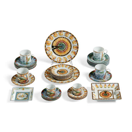 A SET OF FIFTY PORCELAIN BREAKFAST SERVICE "PATCHWORK" - photo 1