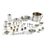 A SET OF THIRTY PIECES OF SILVER: A THREE-PIECE CUTLERY SET, A CORKSCREW, A BOTTLE CAP OPENER, TWO NAPKIN RINGS, FOUR SMALL CUPS WITH HANDLES, TWO GLASS AND SILVER STORAGE BOXES, A LIDDED SILVER BOWL, TWO CUPS WITH HANDLES, TWO EGG CUPS WITH LIDS, THREE P - Foto 1