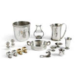 A SET OF FIFTEEN PIECES OF SILVER: FOUR NAPKIN RINGS, A SHALLOW BOWL WITH HANDLES, A WINE COOLER, A BOTTLE OPENER, TWO INCENSE BURNERS, A SMALL PERFORATED CUP, TWO GOLF BALL BOTTLE STOPPERS, A MEDIUM CUP, A HANDLED JUG AND A STIRRUP STAND - Foto 1