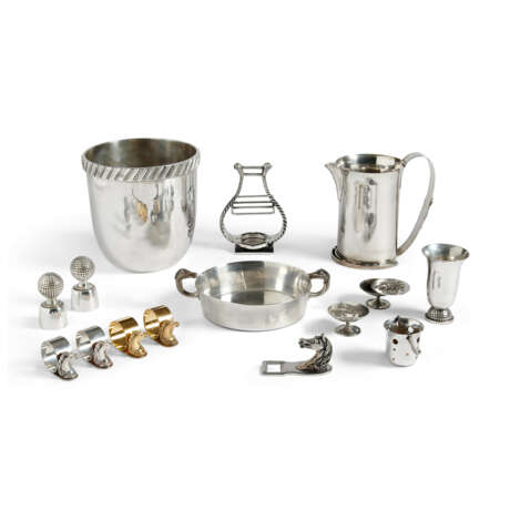 A SET OF FIFTEEN PIECES OF SILVER: FOUR NAPKIN RINGS, A SHALLOW BOWL WITH HANDLES, A WINE COOLER, A BOTTLE OPENER, TWO INCENSE BURNERS, A SMALL PERFORATED CUP, TWO GOLF BALL BOTTLE STOPPERS, A MEDIUM CUP, A HANDLED JUG AND A STIRRUP STAND - Foto 2