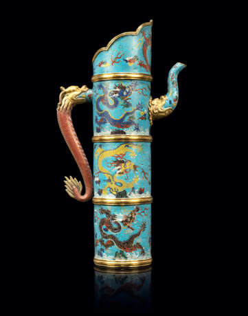 A MAGNIFICENT PAIR OF CHINESE CLOISONNE ENAMEL AND GILT-COPPER TIBETAN-STYLE EWERS, DUOMUHU - фото 2