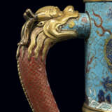 A MAGNIFICENT PAIR OF CHINESE CLOISONNE ENAMEL AND GILT-COPPER TIBETAN-STYLE EWERS, DUOMUHU - Foto 3