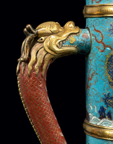 A MAGNIFICENT PAIR OF CHINESE CLOISONNE ENAMEL AND GILT-COPPER TIBETAN-STYLE EWERS, DUOMUHU - photo 3