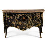 A LOUIS XV ORMOLU-MOUNTED CHINESE LACQUER AND JAPANNED COMMODE - Foto 1