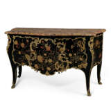 A LOUIS XV ORMOLU-MOUNTED CHINESE LACQUER AND JAPANNED COMMODE - photo 2