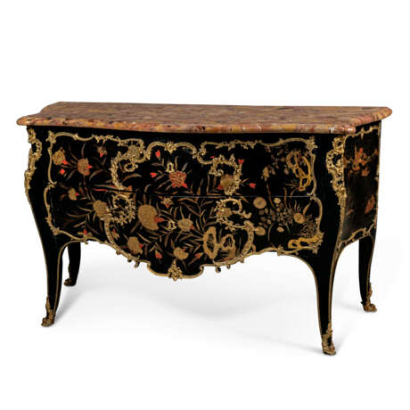 A LOUIS XV ORMOLU-MOUNTED CHINESE LACQUER AND JAPANNED COMMODE - Foto 2