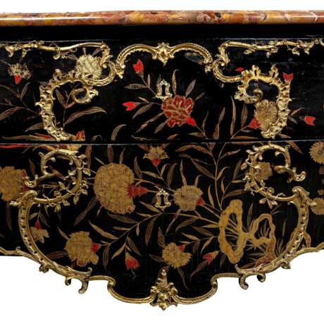 A LOUIS XV ORMOLU-MOUNTED CHINESE LACQUER AND JAPANNED COMMODE - photo 3