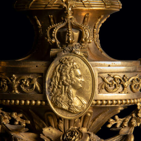A PAIR OF ROYAL LOUIS XVI ORMOLU THREE-LIGHT WALL-LIGHTS - photo 3