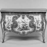 A LOUIS XV ORMOLU-MOUNTED CHINESE LACQUER AND JAPANNED COMMODE - фото 9