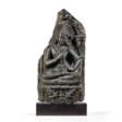 ST&#200;LE D&#39;AVALOKITESHVARA EN PIERRE NOIRE - Prix ​​des enchères