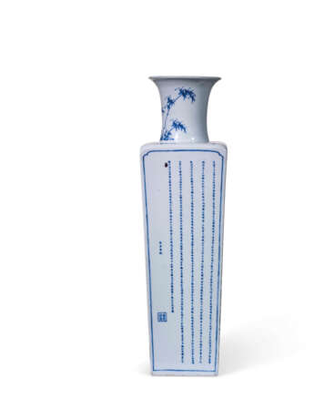 GRAND VASE EN PORCELAINE BLEU BLANC - photo 2