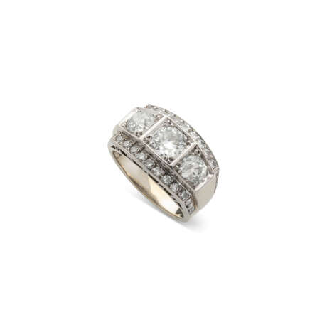 BAGUE DIAMANT ET DEUX DIAMANTS SUR PLI DE 1.35 CARATS ET 1.28 CARATS - photo 3