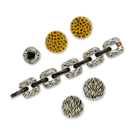 SABBADINI, LACQUER 'SAFARI' SET WITH TWO PAIRS OF EARRINGS, A RING AND A BRACELET - фото 1