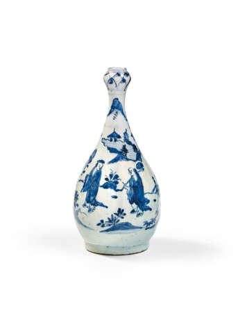 A BLUE AND WHITE GARLIC-MOUTH 'FIGURAL' PEAR-SHAPED VASE - photo 1